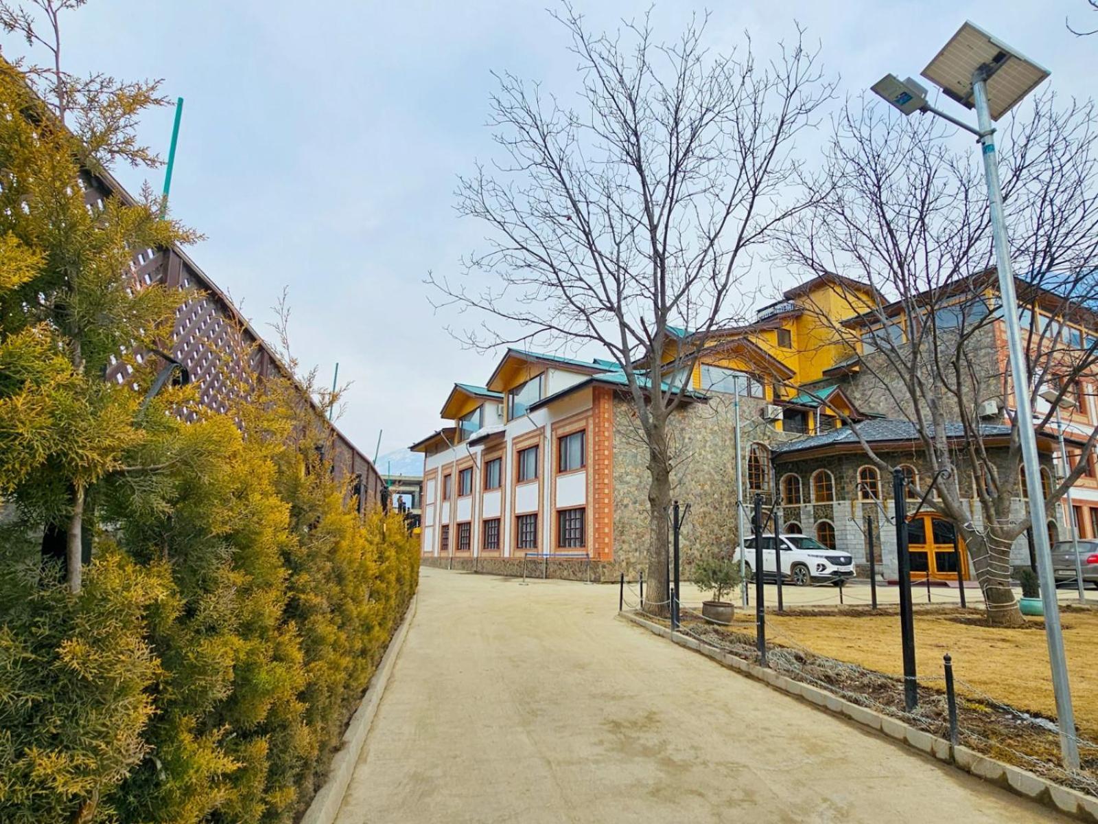 The Walnut Creek Pahalgam Hotel Exterior photo